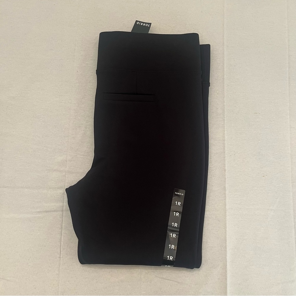 🆕 ✨ Torrid Women's Classic Black Pixie Pants ✨ 🆕 - Picture 6 of 9